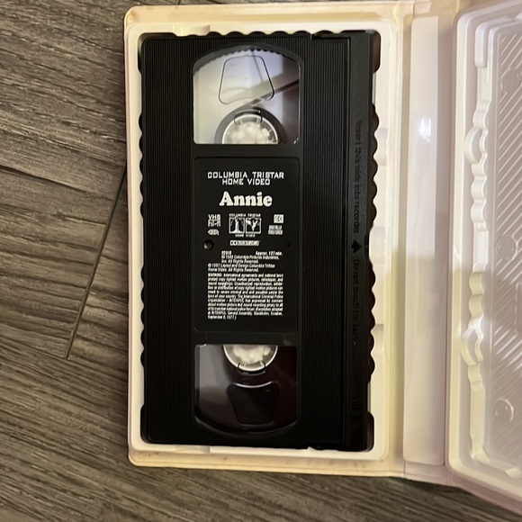 Annie VHS - Picture 3 of 3